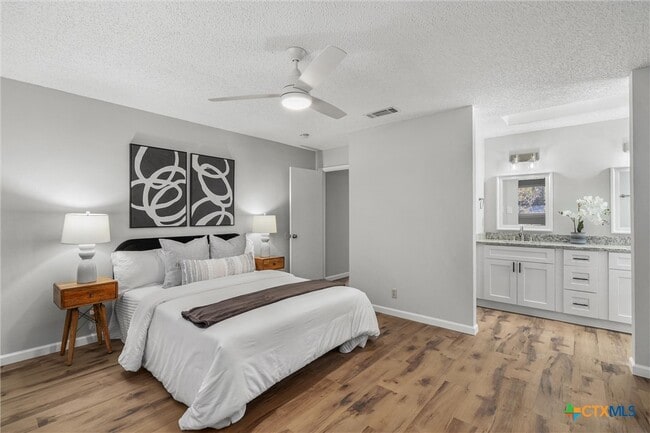 Building Photo - 101 N Kings Canyon Dr