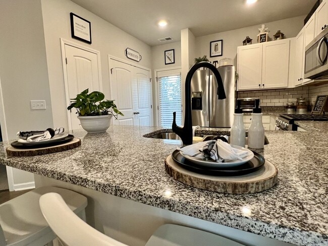 Building Photo - FOR LEASE: END UNIT TOWNHOME LOCATED IN LE...
