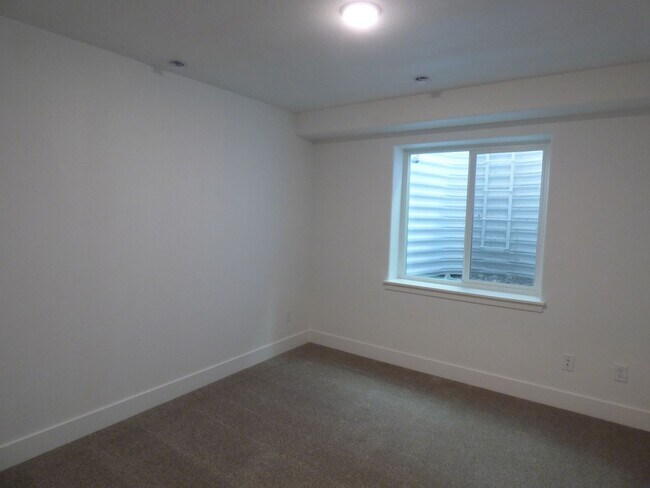 Building Photo - Rest of November Rent Free!