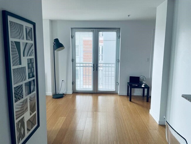 Building Photo - 16 Miner St