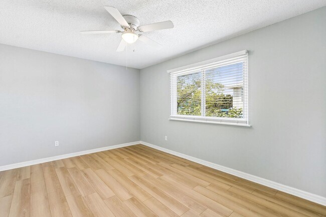 Building Photo - Adorable Beach Townhouse Close to Downtown
