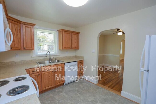 Building Photo - 7509 Montrose Ave