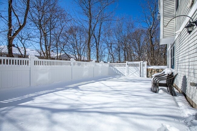 Building Photo - 8 Summer Hill Cir