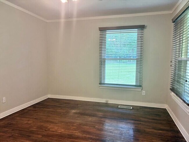 Building Photo - Available Now! Updated 3 Bed 2 Bath in Tyler!