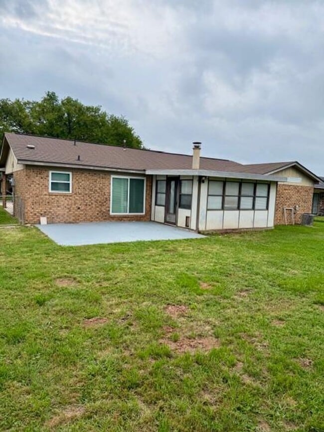 Building Photo - Recently updated in 2026 - Lovely 3 bedroom 2 bath home for lease in south Bossier City LA 71112