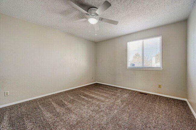 Building Photo - 8420 Ilex Dr