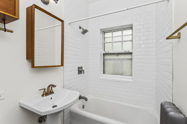 Building Photo - 834 Hinman Ave