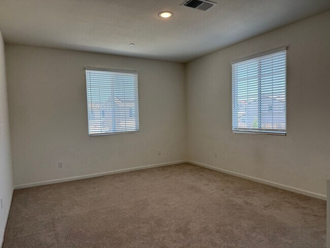 Building Photo - Beautiful 5 Bedroom, 3 Bathroom, 2800 Sqft...