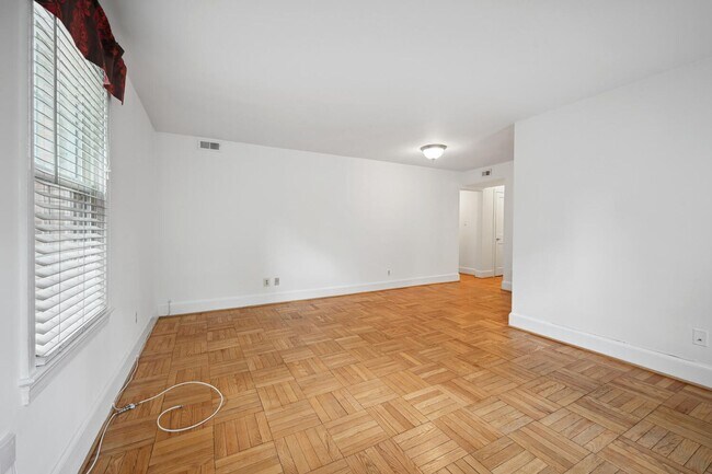Building Photo - Large, Renovated Apartment Less Than 5 Minute Walk to Cleveland Park Metro!