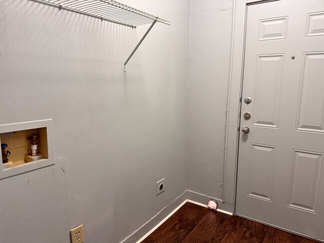 Building Photo - 1818 Collins Ave