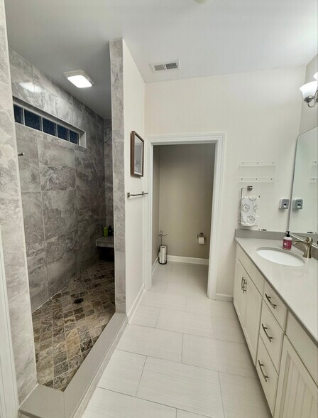 Building Photo - 135 Kingswood Cir