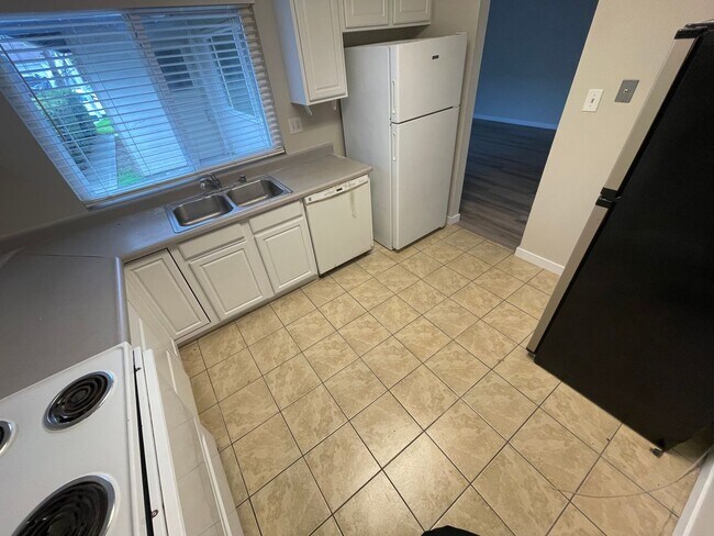 Building Photo - Wonderful 3 Bedroom Move-In Ready