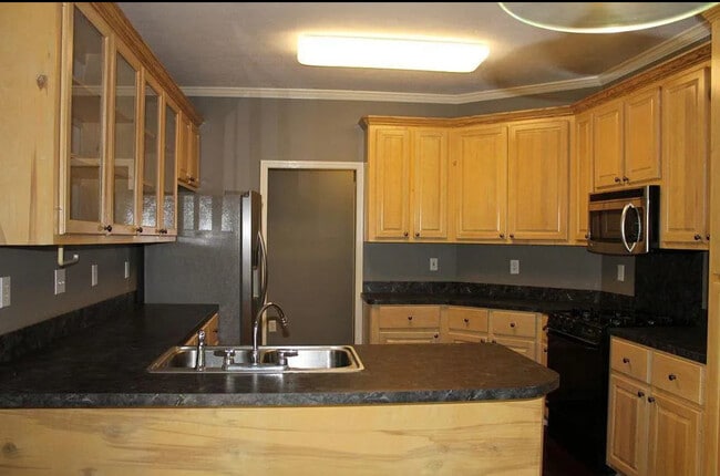 Building Photo - 221 Pine Knoll Dr