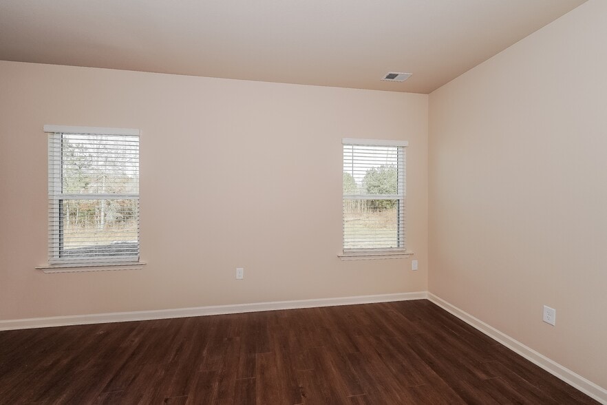 Building Photo - 124 Clover Cir