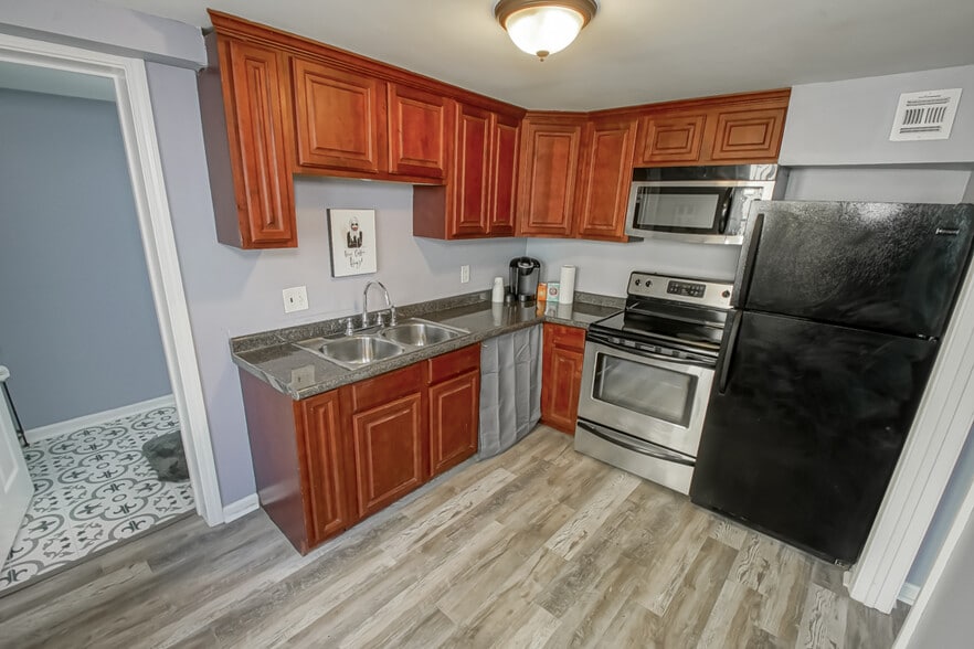 Full modern kitchen - 819 Saint Peter St