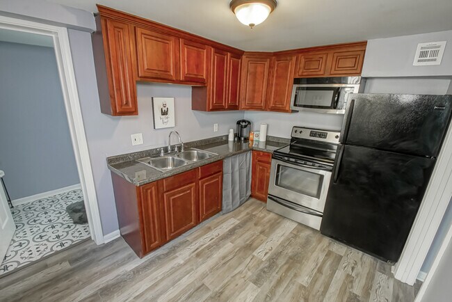 Full modern kitchen - 819 Saint Peter St