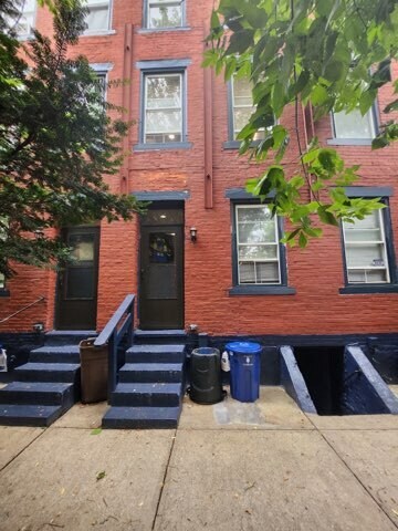 Building Photo - 1425 Hamlin St