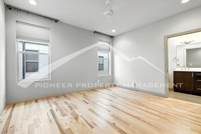 Building Photo - Modern Townhouse with Central AC and Rooft...