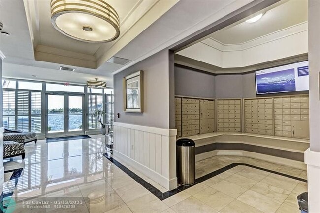 Building Photo - 2640 Lake Shore Dr