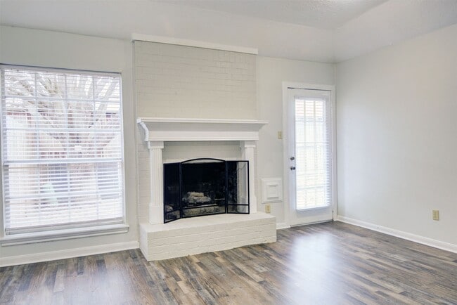 Building Photo - 1402 Forest Home Dr