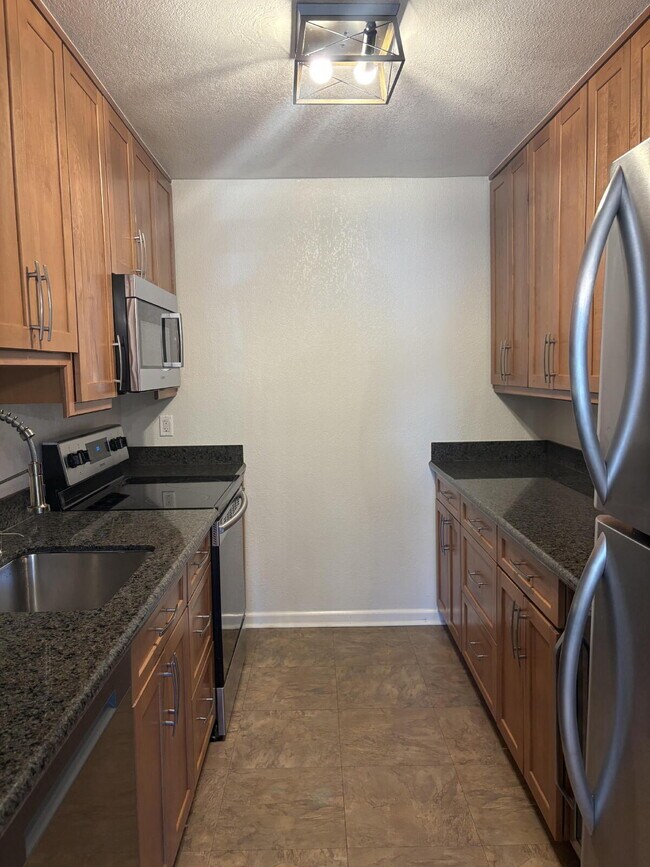 Building Photo - Updated Lauriedale 1 bd/1 ba Condo | Cats Welcome | Pools, Gym & Covered Parking | 10' x 10' Stor...