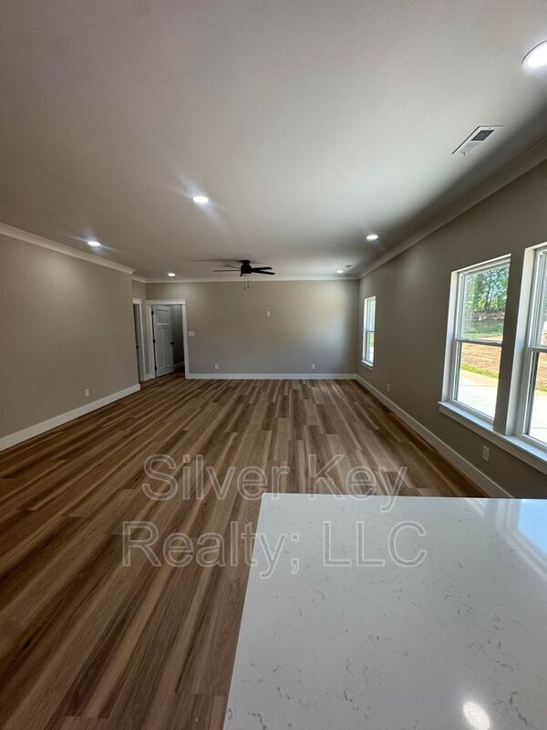 Building Photo - 924 Stratford Ave