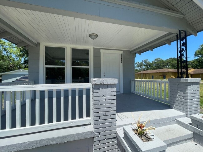 Building Photo - 3 Bedroom 2 Bath Single Family home : Available Now!