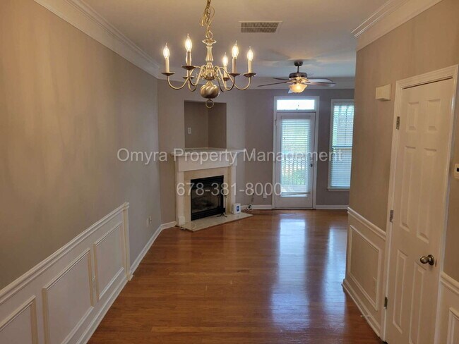 Building Photo - Beautiful Townhome steps away from the Beltline!