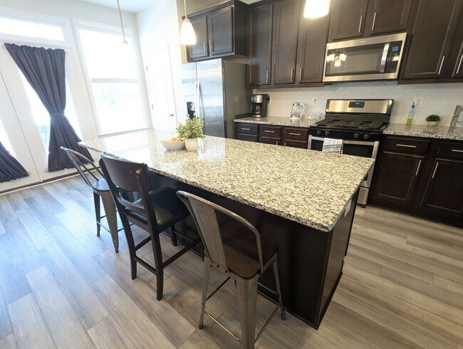 Building Photo - END UNIT newer build in ideal Frederick lo...