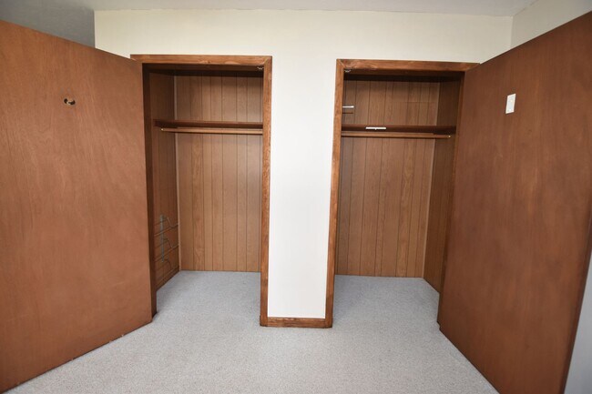 Building Photo - 3 Bedroom 2 Full Bath Home in Greenfield, Fenced Yard