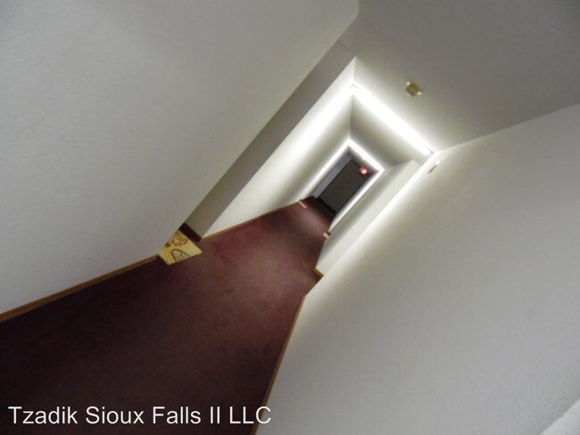 Building Photo - 2 br, 1 bath Apartment - 1900 W 6th St.