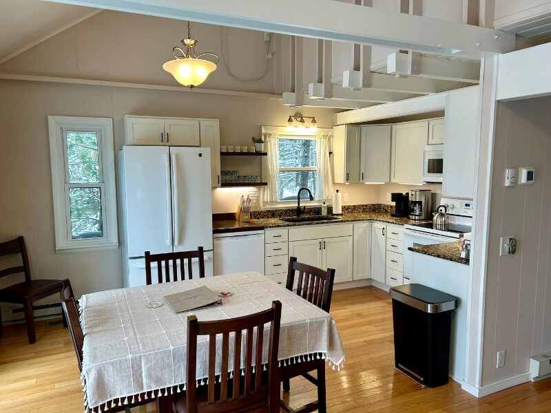 Building Photo - 542 Island View Dr