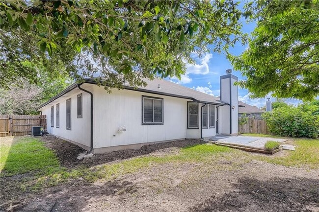 Building Photo - 102 Evergreen Cir