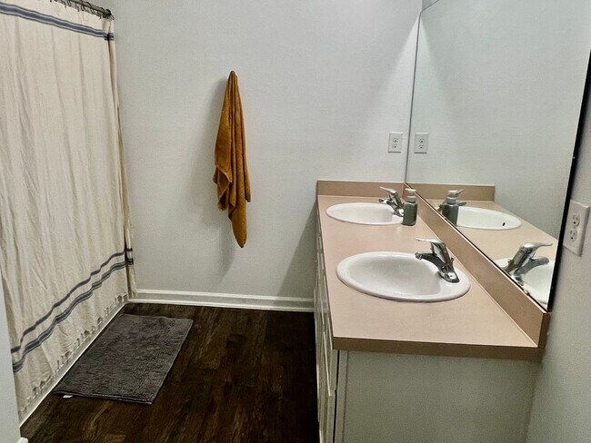 Building Photo - Beautiful 3 Bed, 2 Bath Rental Home – Mode...