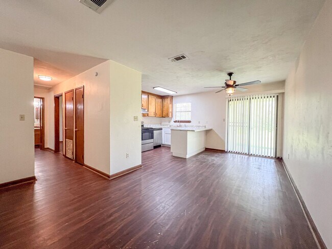 Building Photo - Peaceful 2 bedroom off Lake Jackson