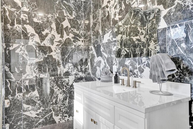 Building Photo - 1141 N North Lake Dr