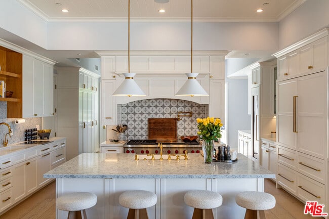Building Photo - 6671 Dume Dr