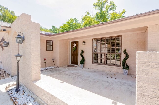 Building Photo - 906 Tammy Dr