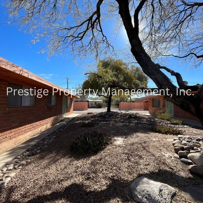 Building Photo - 812-812 E Holaway Dr
