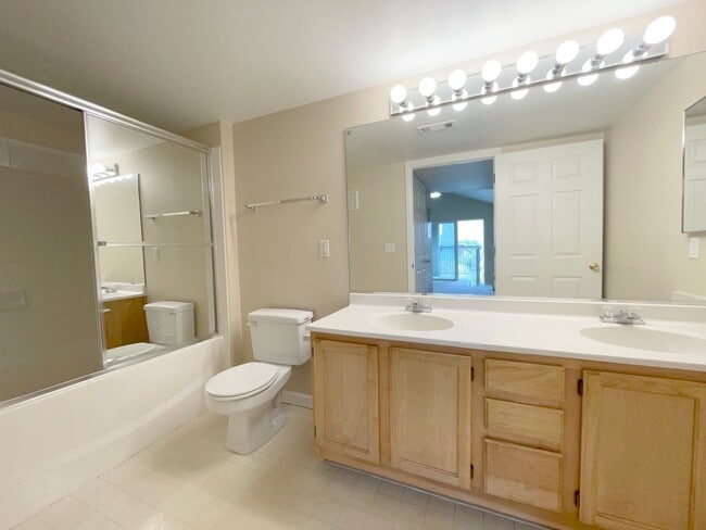 Building Photo - 3 bedroom condo in Broomfield! Master bedr...