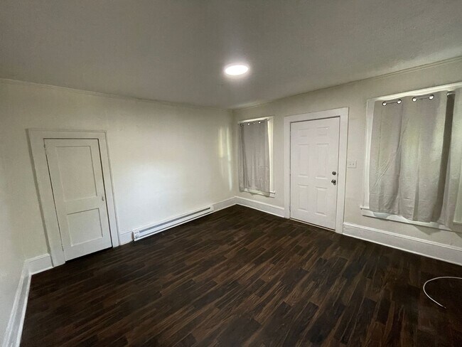 Building Photo - 319 Clegg St