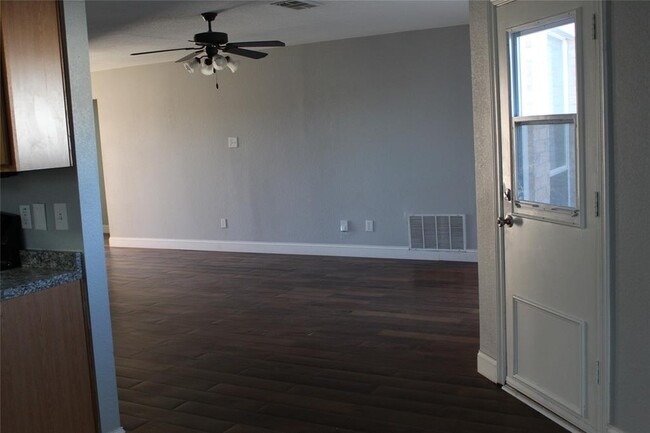Building Photo - 424 Penny Ln
