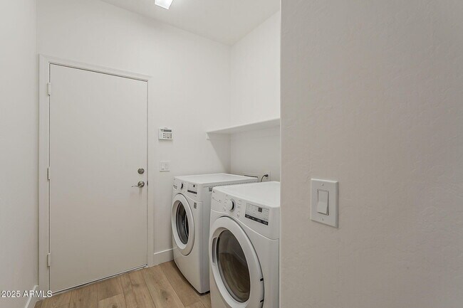 Building Photo - 3877 S Coach House Dr