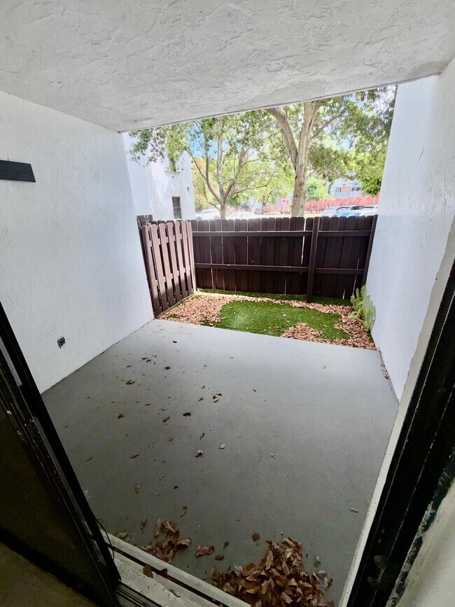 Building Photo - 9405 Fontainebleau Blvd