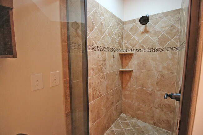 Building Photo - 2807 Holt Dr