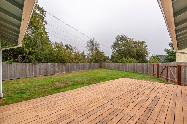 Building Photo - Updated 3 Bedroom, 2 Bath Home with Spacio...