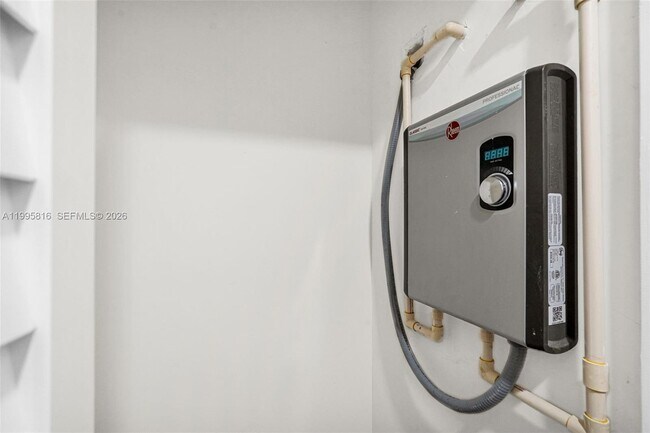 Building Photo - 1730 Acapulco Dr