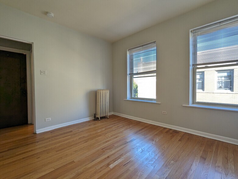 Building Photo - 4237 N Paulina St