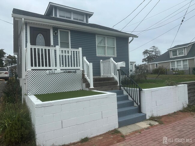 Building Photo - 602 18th Ave