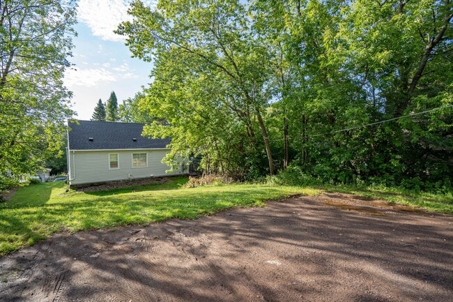 Building Photo - Duluth MN 5-Bedroom - 2-Bath Single Family